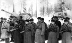 Экипажи СУ-76М получают боевую задачу (машины имеют белый камуфляж, на левой установке виден заводской номер «Л401443». 8-ая самоходно-артиллерийская бригады. Белорусский фронт, февраль 1944 года.