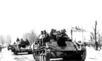 Советские самоходки СУ-76М из неизвестного войскового соединения на марше в Польше. Январь 1945 г.