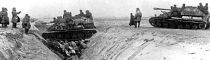 Самоходные установки СУ-76М преодолевают противотанковый ров в районе н/п Пшасныша. Восточная Пруссия, 2-й Белорусский фронт, 5 гв. ТА, январь 1945 года.