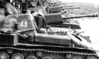 Дивизион самоходных орудий СУ-76М перед маршем на огневую позицию. На другой стороне рубки было закреплено бревно для самовытаскивания. Восточная Пруссия, начало 1945 года.