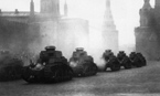 Колонна танков МС-1 на Красной площади. На грибовидных крышках наблюдательных башенок видны тактические обозначения образца 1925-1929 годов. Видимо, в течение 1930 года в войсках использовались обе системы тактических обозначений: старая (на снимке) и новая.