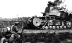 Лёгкий танк Т-18 на учениях с тактическим номером "2" на корпусе. МВО. 1930 г.