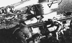 Советские танкисты моют Т-26 после учений. На заднем плане видны устаревшие модификации двухбашенников Т-26