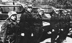 Предвоенная фотография. Экипажи Т-26 в строю перед своими боевыми машинами