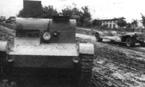 Трофей наступающих немцев – брошенный советскими войсками тягач Т-26Т с бронированной тентом. Осень 1941 года.