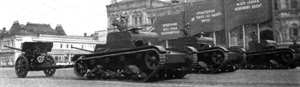 Артиллерийские тягачи Т-26Т из состава 13-го артиллерийского полка 1-й Московской Пролетарской дивизии с 76,2-мм пушками образца 1936 года. Москва, 1 мая 1937 года.