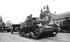 Артиллерийские тягачи Т-26Т из состава 13-го артиллерийского полка 1-й Московской Пролетарской дивизии с 76,2-мм пушками образца 1936 года. Москва, 1 мая 1937 года.