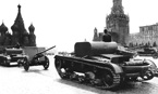 Т-26Т (с бронированным верхом) на параде. Москва, 1 мая 1937 года. Данная машина имеет буксирное устройство другой конструкции, наблюдательные люки в кормовом листе рубки отсутствуют.