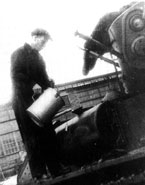 Заправка дымообразующей смеси в резервуар ТДП, установленный на танке Т-29. Осень 1937 года.
