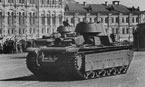 Т-35 выпуска мая-июня 1939 года проходит по Красной площади. 1 мая 1941 года. Хорошо видны изменённая (по сравнению с танками выпуска февраля-апреля) форма люков в бортовых экранах и броневые ящики дымовых баллонов.