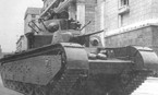 Второй танк выпуска февраля-апреля 1939 года направляется на Красную площадь, Москва, 7 ноября 1940 года. Хорошо виден люк механика-водителя толщиной 70 мм и брызговики на кромках надгусеничных полок - такие брызговики встречаются на фотографиях танков Т-35 только на этом параде.