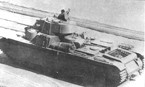 Танк Т-35 с коническими башнями и наклонной подбашенной коробкой выпуска мая-июня 1939 года направляется на Красную площадь. Москва, 1 мая 1940 года. Хорошо видна форма и конструкция люков главной башни и укороченный колпак над вентилятором.