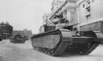 Первый Т-35 с конической башней (выпуска февраля-апреля 1939 года) по пути на Красную площадь, Москва, 7 ноября 1940 года. Этот танк, серийный номер №234-35, был оборудован поручневой антенной.