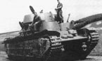 Этот же танк, брошенный экипажем из-за поломок. Июнь 1941 года. Хорошо виден ключ для регулировки натяжения гусениц, вставленный в бортовой экран. Две белых полосы на главной башне - тактический знак 67-го танкового полка 34-й танковой дивизии 8-го механизированного корпуса.