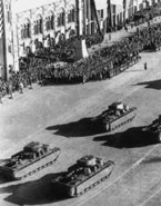 На параде 7 ноября 1939 года: два танка образца 1939 года с коническими башнями — один с наклонной, другой с прямой подбашенными коробками — и Т-35 выпуска 1935 года с общим люком в главной башне, но с модернизированной системой выхлопа (глушитель убран внутрь корпуса).
