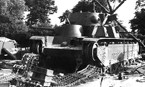 Тот же танк, оставленный в военном городке 34-й танковой дивизии. Июнь 1941 года. К началу войны эта машина находилась в ремонте. Хорошо виден люк механика-водителя овальной формы