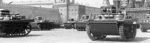 Радийные танки Т-37РТ проходят по Красной площади во время парада. Москва, 1 мая 1934 года. Хорошо видна конструкция и крепление поручневой антенны.