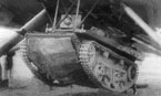 Танк Т-37А на подвеске под бомбардировщиком ТБ-3 перед сбрасыванием на воду. Район Москвы, 1936 год. Под танком закреплен специальный лист для предохранения днища при ударе о воду.