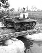 ТанкТ-37А (с бронекорпусом производства Ижорского завода) форсирует реку по понтонному мосту. Маневры войск Белорусского военного округа, сентябрь 1936 года.