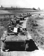 Подразделение танков Т-37 А на марше. Впереди — командирский Т-37РТ. 1941 год