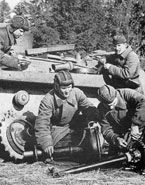 Ремонт танка Т-37 в полевых условиях. Западный фронт, 107-я мотострелковая дивизия, конец сентября 1941 года.