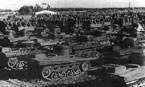 Танки-амфибии Т-37А на параде после окончания Киевских манёвров. На части танков хорошо виден мелкопятнистый камуфляж: коричневые точки нанесённые кистью поверх стандартной защитной (4БО) окраски. 1935 г.