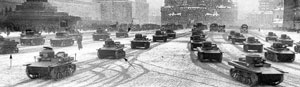 Танки Т-37А первых выпусков и Т-41 (показаны стрелками) проходят по Красной площади. Москва, 7 ноября 1933 года.