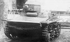 Танк Т-37А первых выпусков (без поплавков) во время инспекторского смотра 45-го механизированного корпуса. Киевский военный округ, октябрь 1933 года. На переднем листе башни нанесен военный номер танка, вместо троса на буксирных крюках закреплена цепь.