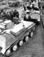 Танки Т-40 грузятся на железнодорожные платформы для отправки на фронт. Москва. Июль 1941 года. Стволы пулеметов зачехлены.