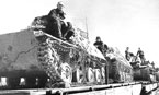 Эшелон с танками Т-40 перед отправкой на фронт. Москва. Июль 1941 года. Машины закрыты маскировочными сетями.