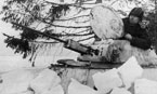 Замаскированный снежными глыбами танк Т-30 лейтенанта Иванова. Западный фронт. Начало декабря 1941 года.