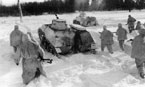 В атаке подразделения 1-й гвардейской мотострелковой дивизии. Пехоту поддерживают лёгкие танки Т-40. Подмосковье, район наступления 33-й армии. Декабрь 1941 г.