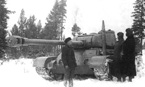 Опытный образец №3 танка Т-44 со 122-мм пушкой Д-25-44. Февраль 1944 года. На левом подкрылке установлен 122-м унитарный выстрел, разработанный специально для этой пушки.
