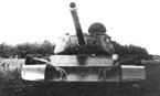 Опытный танк Т-44-100 с бортовыми экранами. Вид спереди. Лето 1945 года.