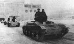 Танки Т-60 покидают сборочный цех Горьковского автозавода, 1942 год.