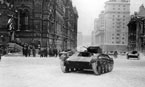 Танки Т-60 выходят на Красную площадь. Москва, 7 ноября 1941 года.