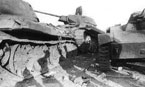Танки Т-34 и Т-60 из состава 18-го танкового корпуса Красной Армии, подбитые на улицах Воронежа. Июль 1942 года.