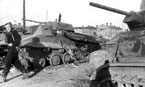 Танки Т-34 и Т-60 из состава 18-го танкового корпуса Красной Армии, подбитые на улицах Воронежа. Июль 1942 года.