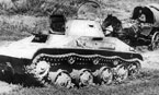 Немецкий обоз проходит мимо подбитого советского легкого танка Т-60. Большая излучина Дона, июль 1942 года. Судя по цельнолитым каткам без резинового бандажа, этот танк был изготовлен на заводе № 264 в Сталинграде.
