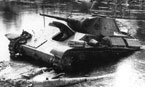 Лёгкий танк Т-70 форсирует реку Шпрее. На башне машины различимо тактическое обозначение в виде белого треугольника с буквой Н и цифрой 75 внутри. 1-й Украинский фронт, апрель 1945 года.