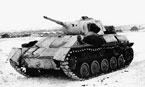 Танк Т-70М на марше. Машина имеет зимний камуфляж с башенным номером 275, на лобовом листе корпуса лежит рукоятка для запуска двигателя вручную. Декабрь 1942 года. Первые серийные танки Т-70М были отправлены в части Красной Армии, ведущей наступление под Сталинградом.