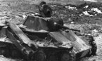 Лёгкий танк Т-70М, подбитый весной 1943 года. Машина имеет сварную маску пушки и литой люк механика-водителя производства завода №177.