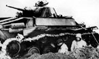 Немецкие солдаты у подбитого танка Т-70М. Хорошо видны съёмные крышки на жалюзи для доступа воздуха к радиатору, а также редко встречающийся кожух защиты выхлопных труб. Весна 1944 года.