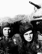 Экипаж танка Т-70 лейтенант И.Т.Фёдоров (справа) и механик-водитель ст.сержант Н.Д.Мясников, награждённые орденами Боевого Красного Знамени за бои по освобождению города Невель. 2-й Прибалтийский фронт, лето 1944 года.