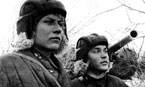 Гвардейцы - командир роты ст.лейтенант Н.И.Митрохин и командир взвода мл.лейтенант В.А.Гончаров у танка Т-70. Южнее Сталинграда, ноябрь 1942 года.