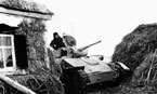 Танк Т-70М гвардии лейтенанта Н.М.Астапучненко в одном из освобождённых населённых пунктов на среднем Дону. Декабрь 1942 года.