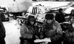 Командир подразделения Садовский ставит задачу Г.Славному. На заднем плане танк Т-70М в зимнем камуфляже с тремя красными полосами на башне. Район Сталинграда, январь 1943 года.