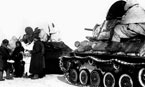 Экипажи танков уточняют боевую задачу. На переднем плане танк Т-70 с тактическим обозначением на башне в виде перечёркнутого белого круга. Район Ворошиловграда, зима 1943 года.