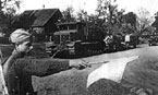 Тягач "Ворошиловец" с артиллерийским имуществом движется к фронту. Август 1941 г.