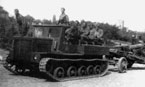 Тягач Я-12 из артиллерийского подразделения Красной Армии со 152-мм гаубицами МЛ-20 набуксире. Чехословакия, май 1945 года.